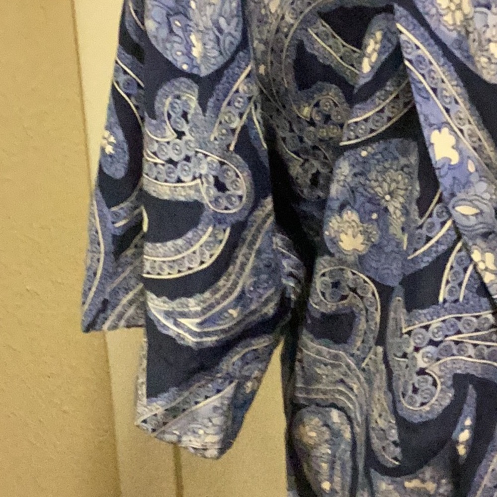 DANABUCHMAN 100% Silk Blouse 10, Cross over features w/covered buttons, Blue - Picture 9 of 9